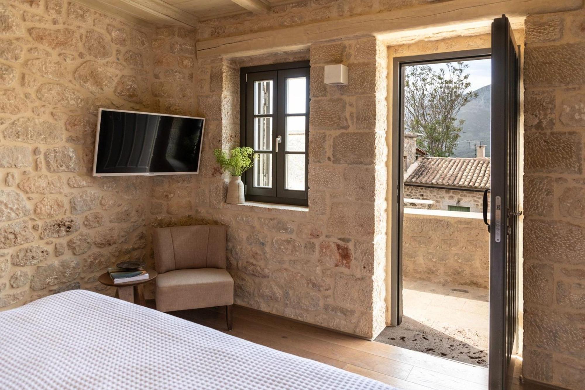 Korona Boutique Hotel Oitilon Bagian luar foto